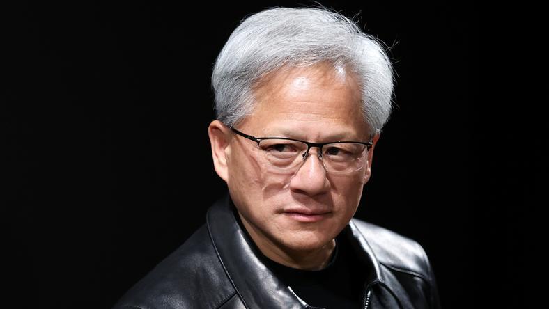 黄仁勋,终于站队了